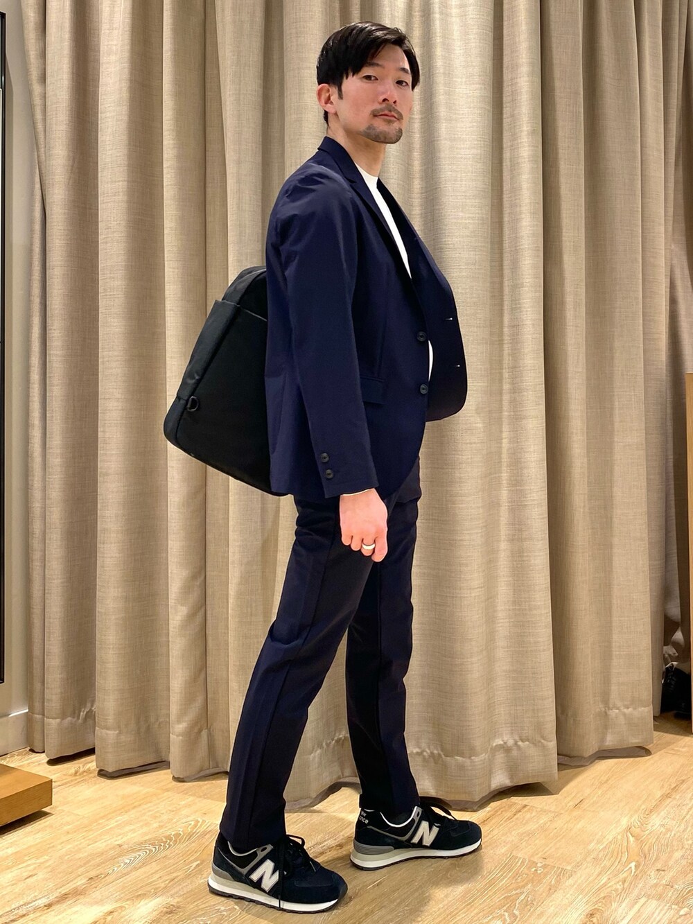 ブルー系のその他パンツ、ブルー系のテーラードジャケット、ブラック系のトートバッグを着用したメンズの春コーディネートの5枚目の写真