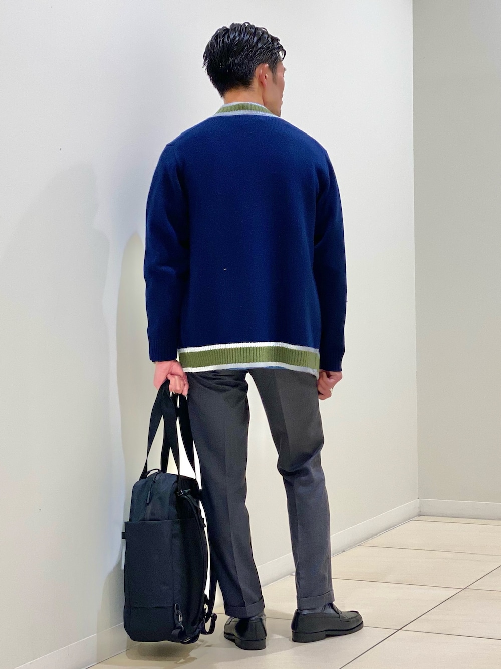 ブラック系のトートバッグ、ブルー系のカーディガン/ボレロ、ブルー系のシャツ/ブラウスを着用したメンズの秋コーディネートの4枚目の写真