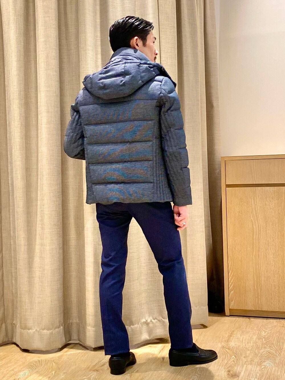 ブルー系のダウンジャケット/コート、ブルー系のその他パンツ、ブルー系のマフラーを着用したメンズの冬コーディネートの5枚目の写真