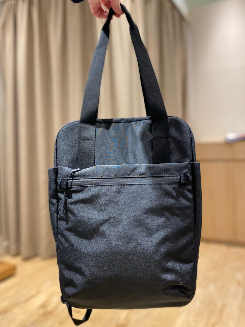 グレー系のその他パンツ、ブルー系のテーラードジャケット、ブルー系のポロシャツを着用したメンズの春コーディネートの10枚目の写真