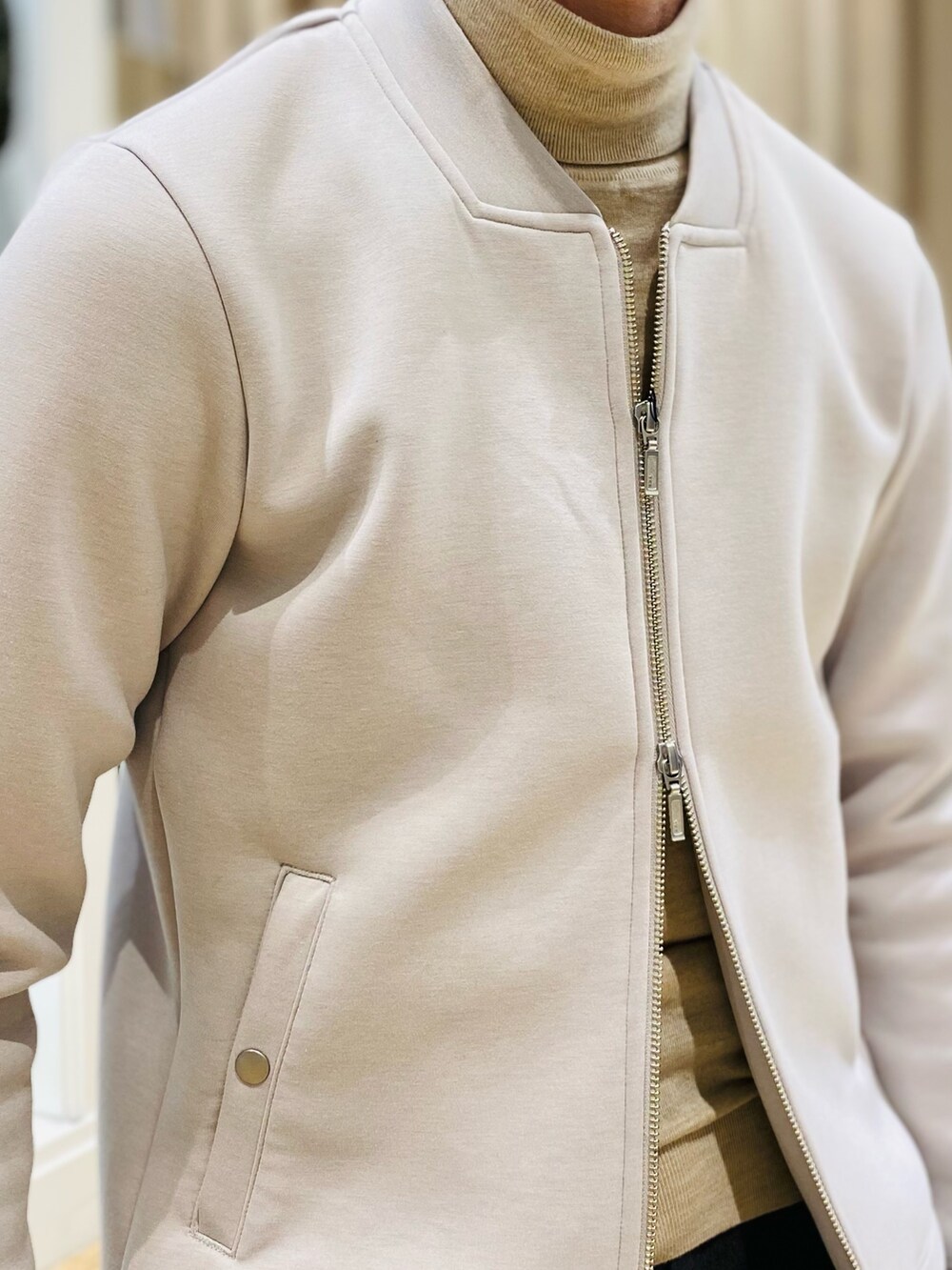 ベージュ系のブルゾン、ブラック系のボディバッグ/ウエストポーチ、ブラウン系のローファーを着用したメンズの冬コーディネートの7枚目の写真