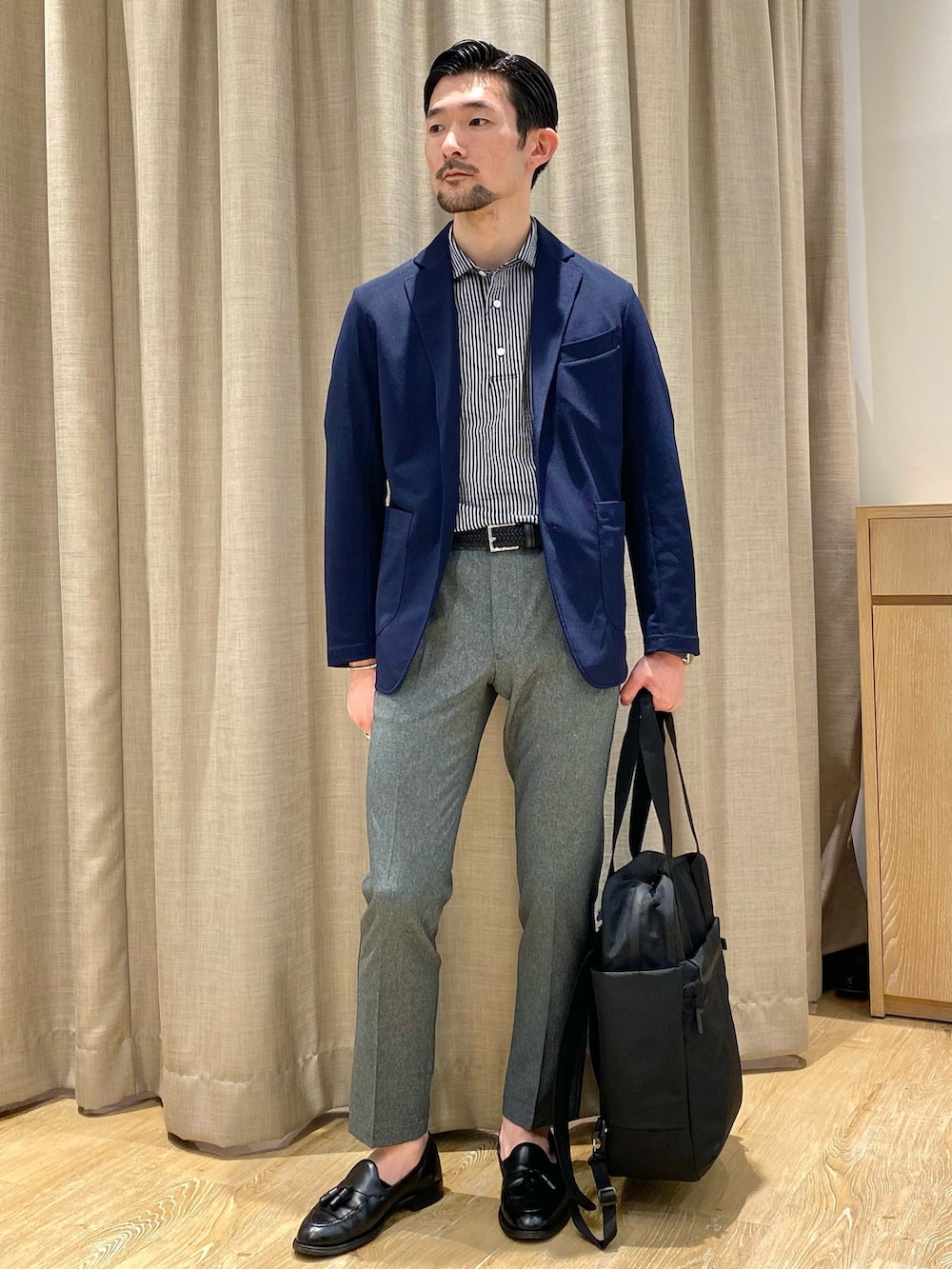 グレー系のその他パンツ、ブルー系のテーラードジャケット、ブルー系のポロシャツを着用したメンズの春コーディネートの3枚目の写真