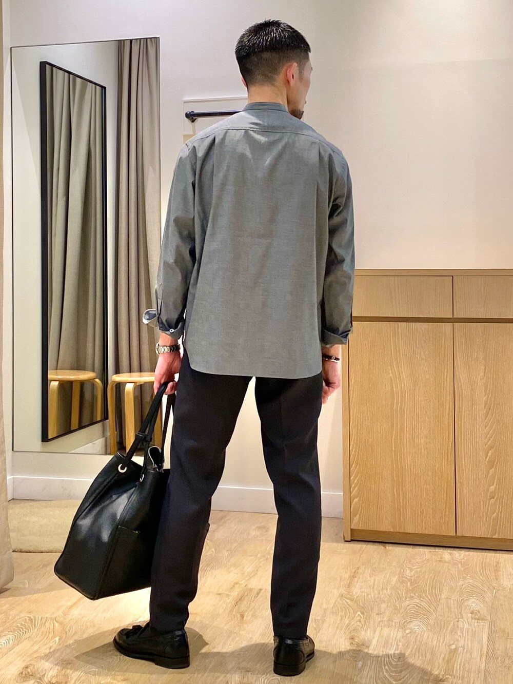 ブラック系のシャツ/ブラウス、グレー系のその他パンツ、ブラック系のトートバッグを着用したメンズの春コーディネートの3枚目の写真