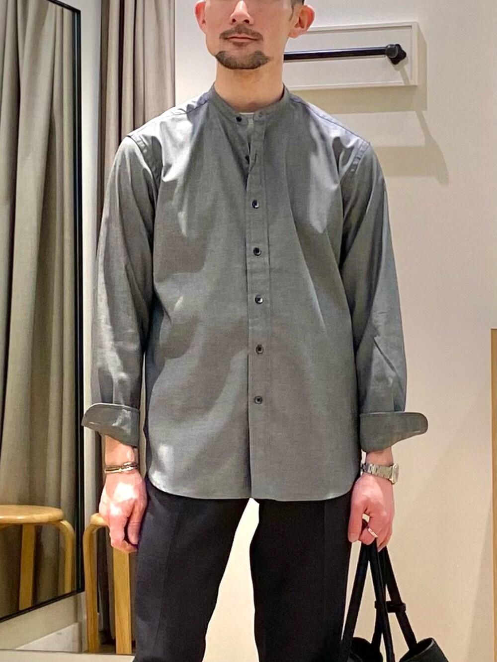 ブラック系のシャツ/ブラウス、グレー系のその他パンツ、ブラック系のトートバッグを着用したメンズの春コーディネートの5枚目の写真