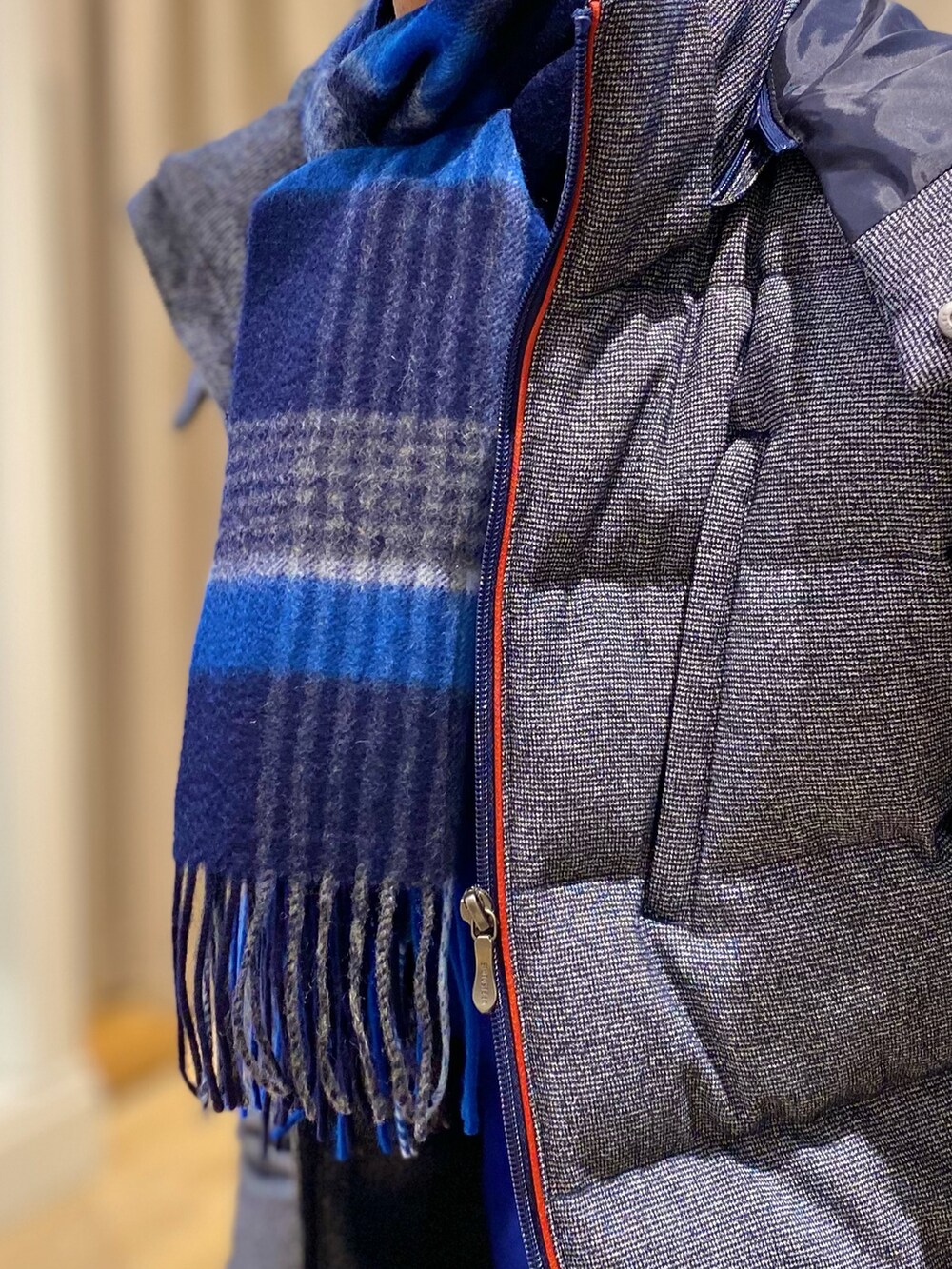 ブルー系のダウンジャケット/コート、ブルー系のその他パンツ、ブルー系のマフラーを着用したメンズの冬コーディネートの7枚目の写真