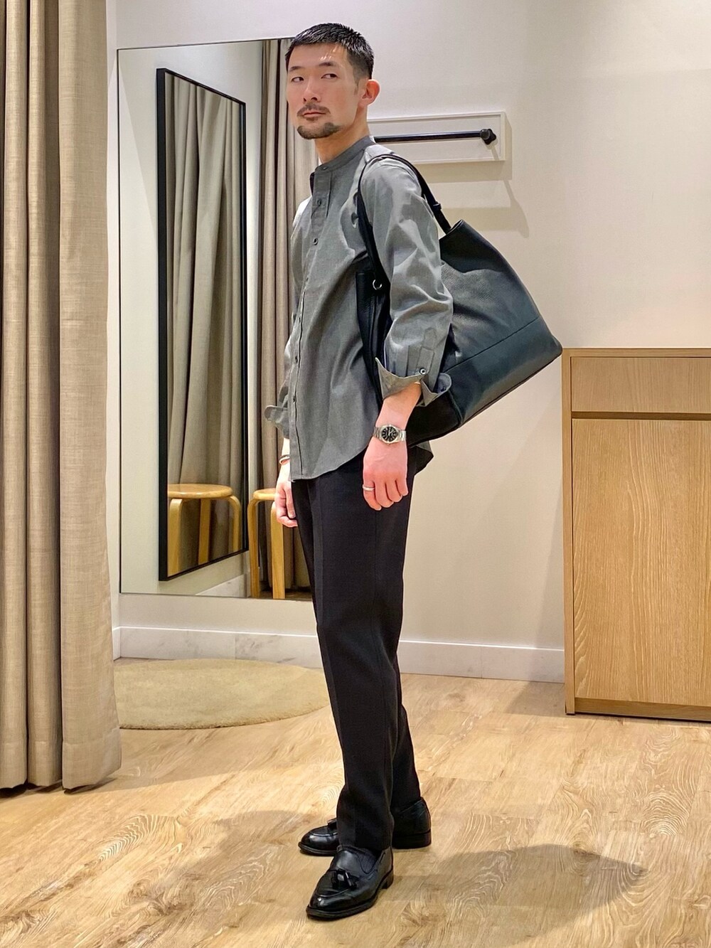 ブラック系のシャツ/ブラウス、グレー系のその他パンツ、ブラック系のトートバッグを着用したメンズの春コーディネートの4枚目の写真