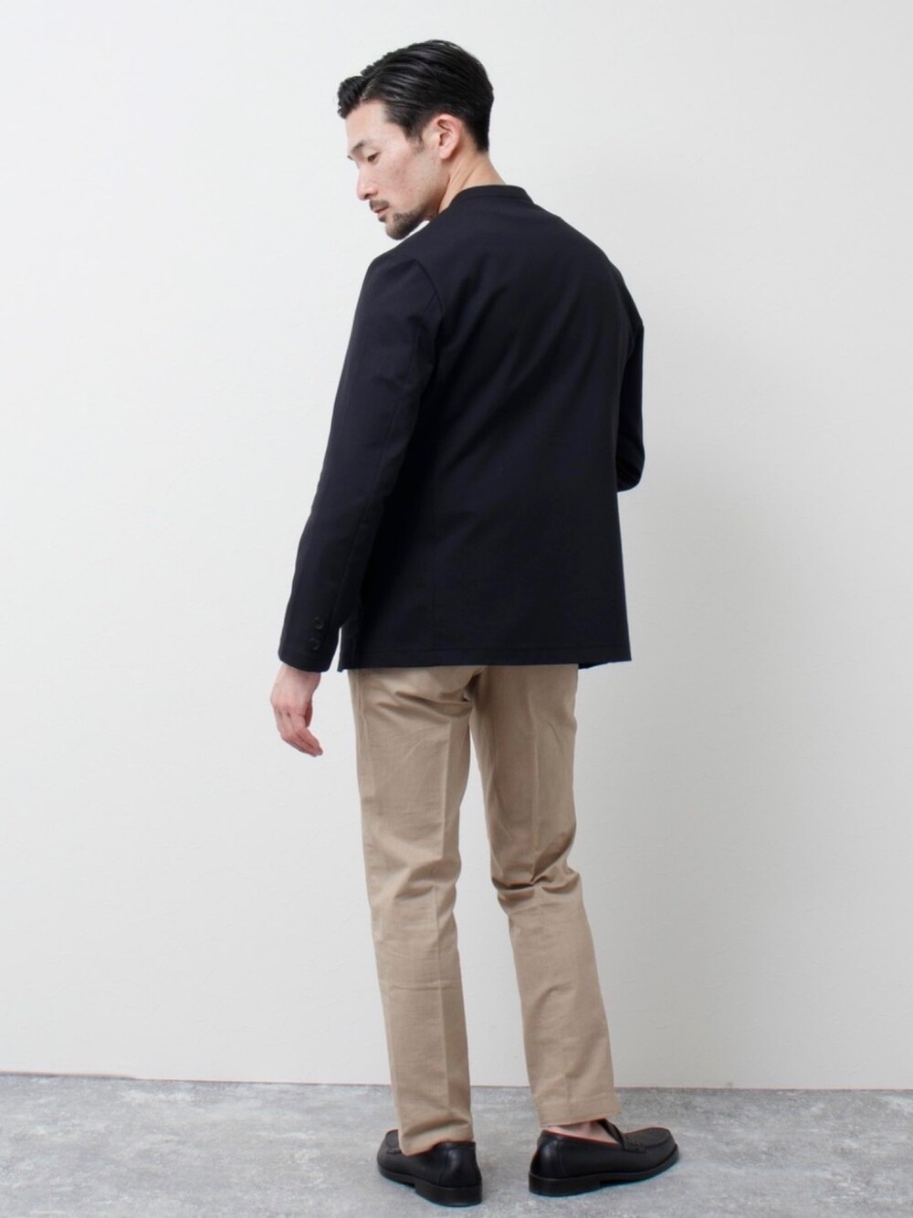 ブラック系のシャツ/ブラウス、ブルー系のノーカラージャケット、ベージュ系のその他パンツを着用したメンズの春コーディネートの5枚目の写真