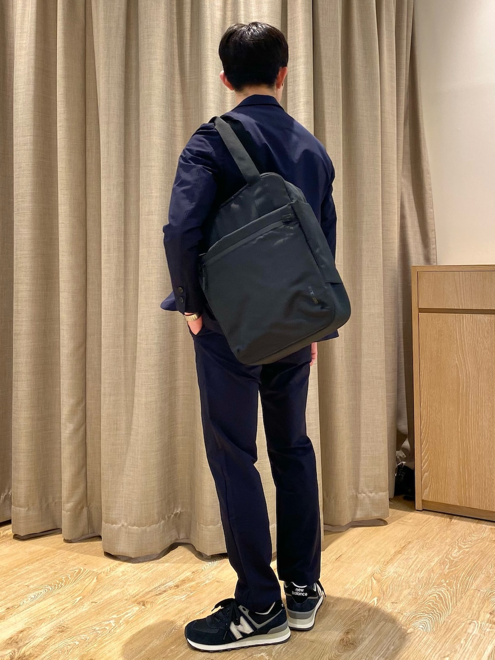 ブルー系のその他パンツ、ブルー系のテーラードジャケット、ブラック系のトートバッグを着用したメンズの春コーディネートの3枚目の写真