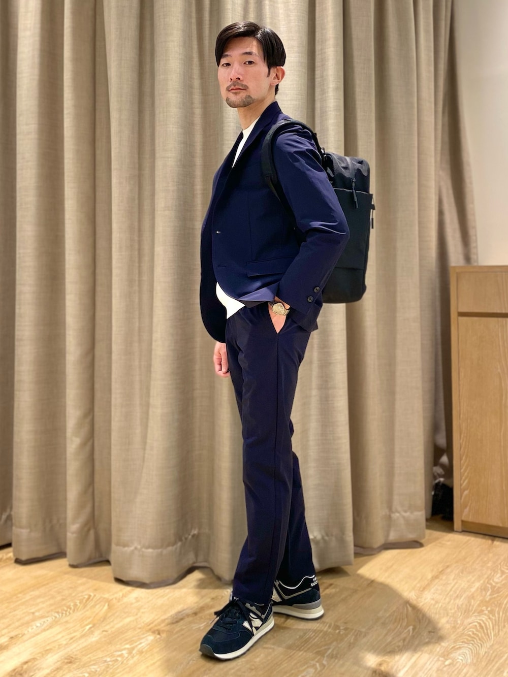 ブルー系のその他パンツ、ブルー系のテーラードジャケット、ブラック系のトートバッグを着用したメンズの春コーディネートの6枚目の写真