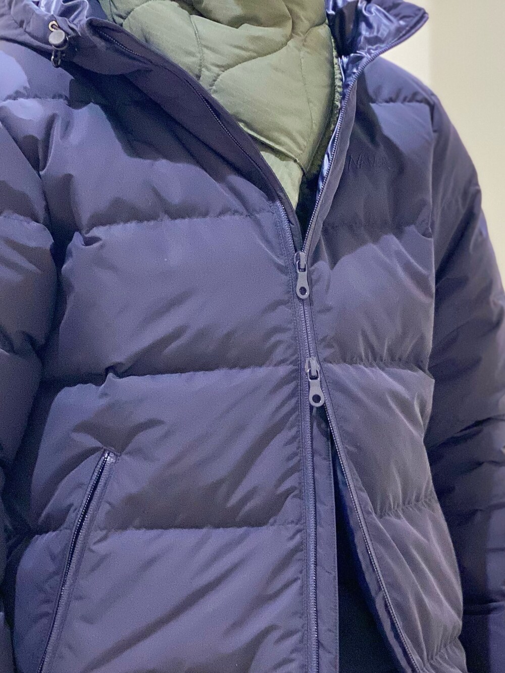 グレー系のその他パンツ、ブラック系のサンダル、ブルー系のTシャツ/カットソーを着用したメンズの秋コーディネートの7枚目の写真