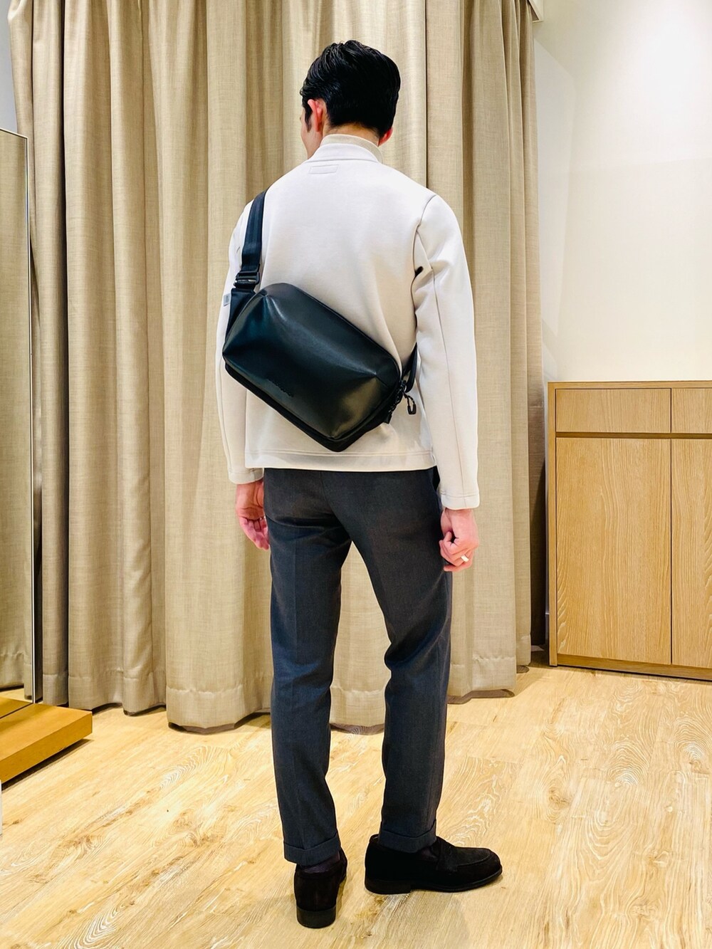 ベージュ系のブルゾン、ブラック系のボディバッグ/ウエストポーチ、ブラウン系のローファーを着用したメンズの冬コーディネートの5枚目の写真