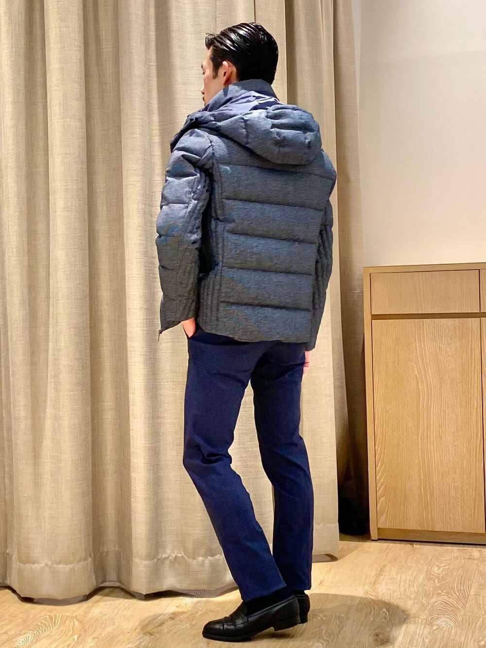 ブルー系のダウンジャケット/コート、ブルー系のその他パンツ、ブルー系のマフラーを着用したメンズの冬コーディネートの4枚目の写真