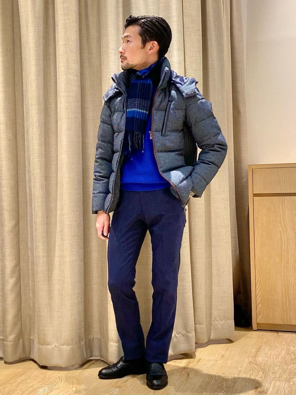 ブルー系のダウンジャケット/コート、ブルー系のその他パンツ、ブルー系のマフラーを着用したメンズの冬コーディネートの3枚目の写真