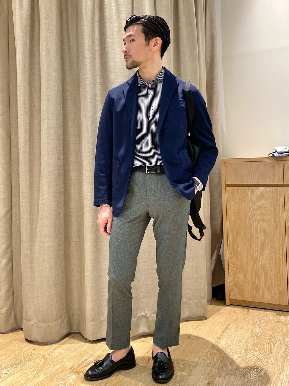 グレー系のその他パンツ、ブルー系のテーラードジャケット、ブルー系のポロシャツを着用したメンズの春コーディネートの2枚目の写真