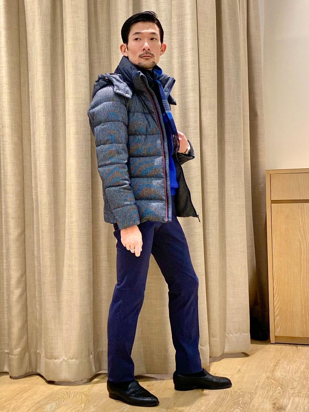 ブルー系のダウンジャケット/コート、ブルー系のその他パンツ、ブルー系のマフラーを着用したメンズの冬コーディネートの6枚目の写真