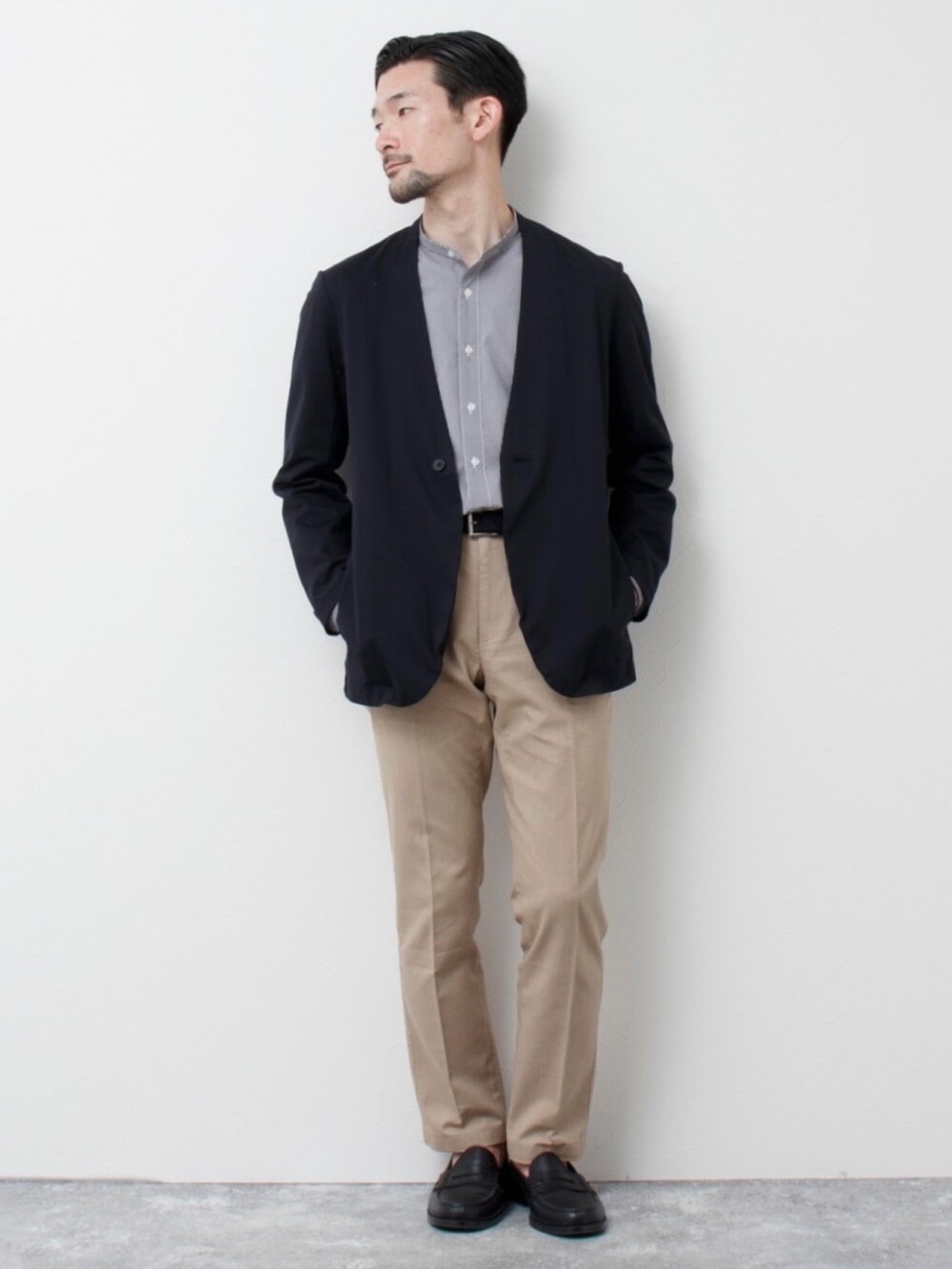 ブラック系のシャツ/ブラウス、ブルー系のノーカラージャケット、ベージュ系のその他パンツを着用したメンズの春コーディネートの4枚目の写真