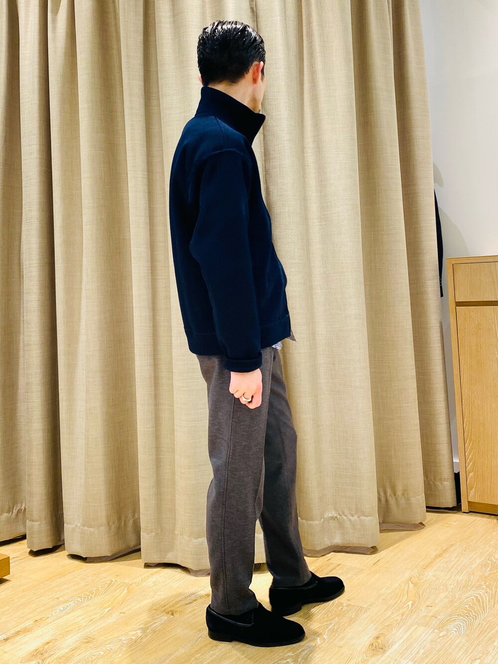 ブルー系のシャツ/ブラウス、グレー系のその他パンツ、ブルー系のカーディガン/ボレロを着用したメンズの冬コーディネートの5枚目の写真