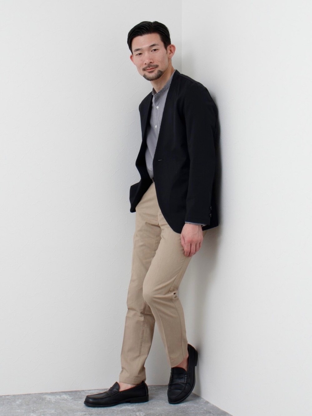 ブラック系のシャツ/ブラウス、ブルー系のノーカラージャケット、ベージュ系のその他パンツを着用したメンズの春コーディネートの2枚目の写真