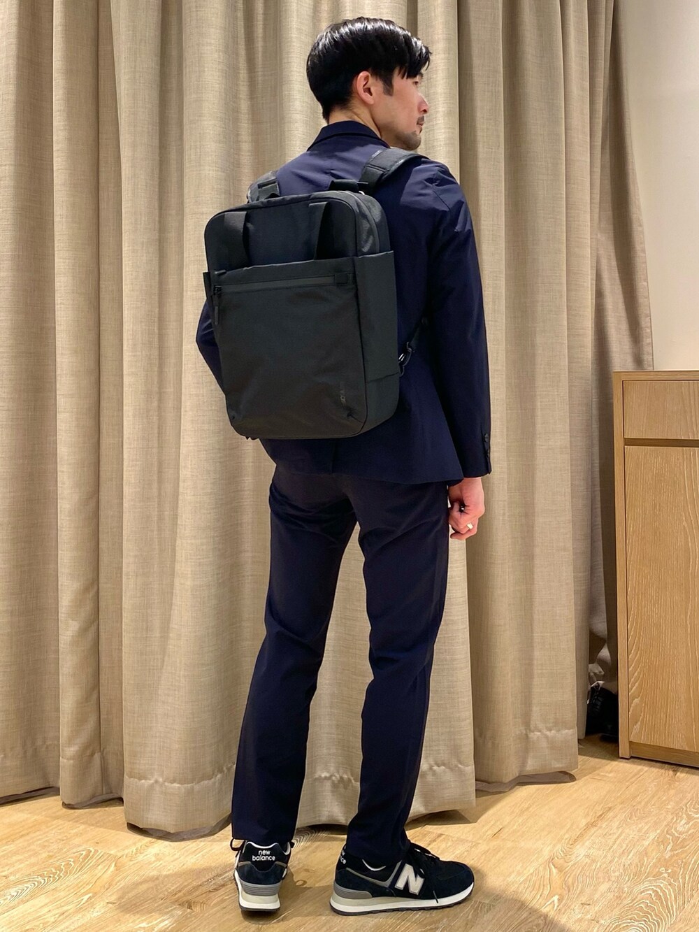 ブルー系のその他パンツ、ブルー系のテーラードジャケット、ブラック系のトートバッグを着用したメンズの春コーディネートの8枚目の写真