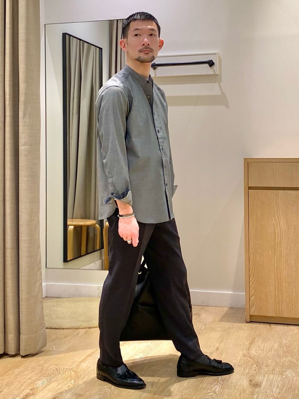 ブラック系のシャツ/ブラウス、グレー系のその他パンツ、ブラック系のトートバッグを着用したメンズの春コーディネートの2枚目の写真