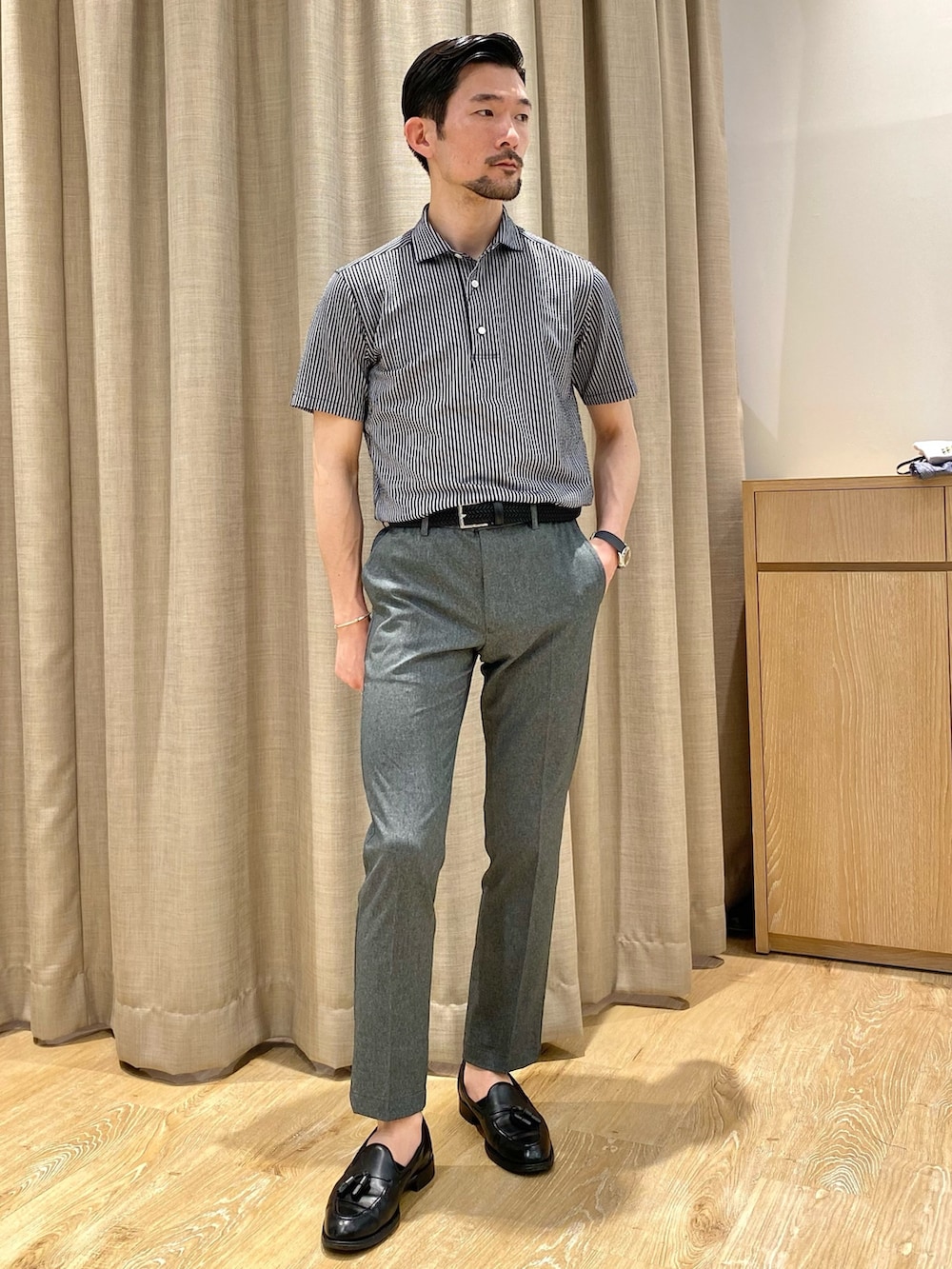 グレー系のその他パンツ、ブルー系のテーラードジャケット、ブルー系のポロシャツを着用したメンズの春コーディネートの7枚目の写真