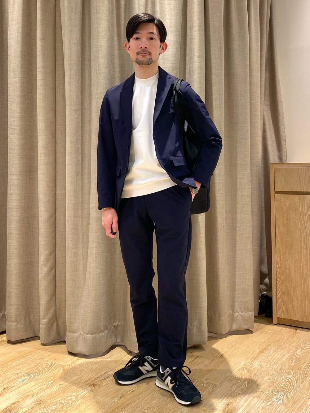 ブルー系のその他パンツ、ブルー系のテーラードジャケット、ブラック系のトートバッグを着用したメンズの春コーディネートの2枚目の写真