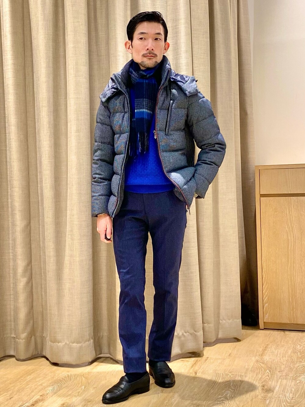 ブルー系のダウンジャケット/コート、ブルー系のその他パンツ、ブルー系のマフラーを着用したメンズの冬コーディネートの2枚目の写真