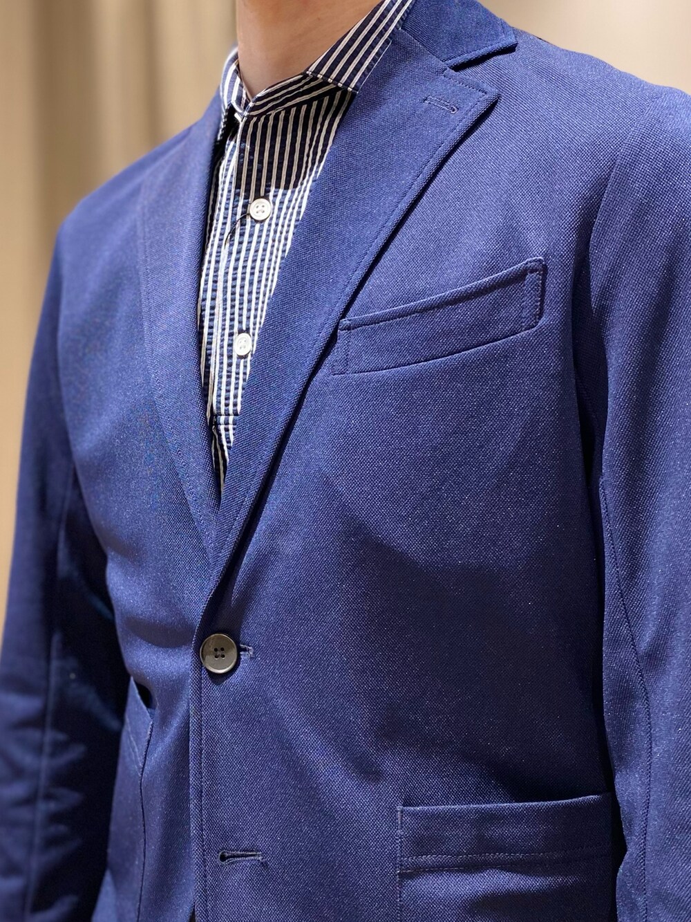 グレー系のその他パンツ、ブルー系のテーラードジャケット、ブルー系のポロシャツを着用したメンズの春コーディネートの6枚目の写真