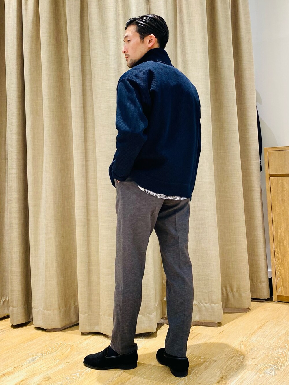 ブルー系のシャツ/ブラウス、グレー系のその他パンツ、ブルー系のカーディガン/ボレロを着用したメンズの冬コーディネートの6枚目の写真