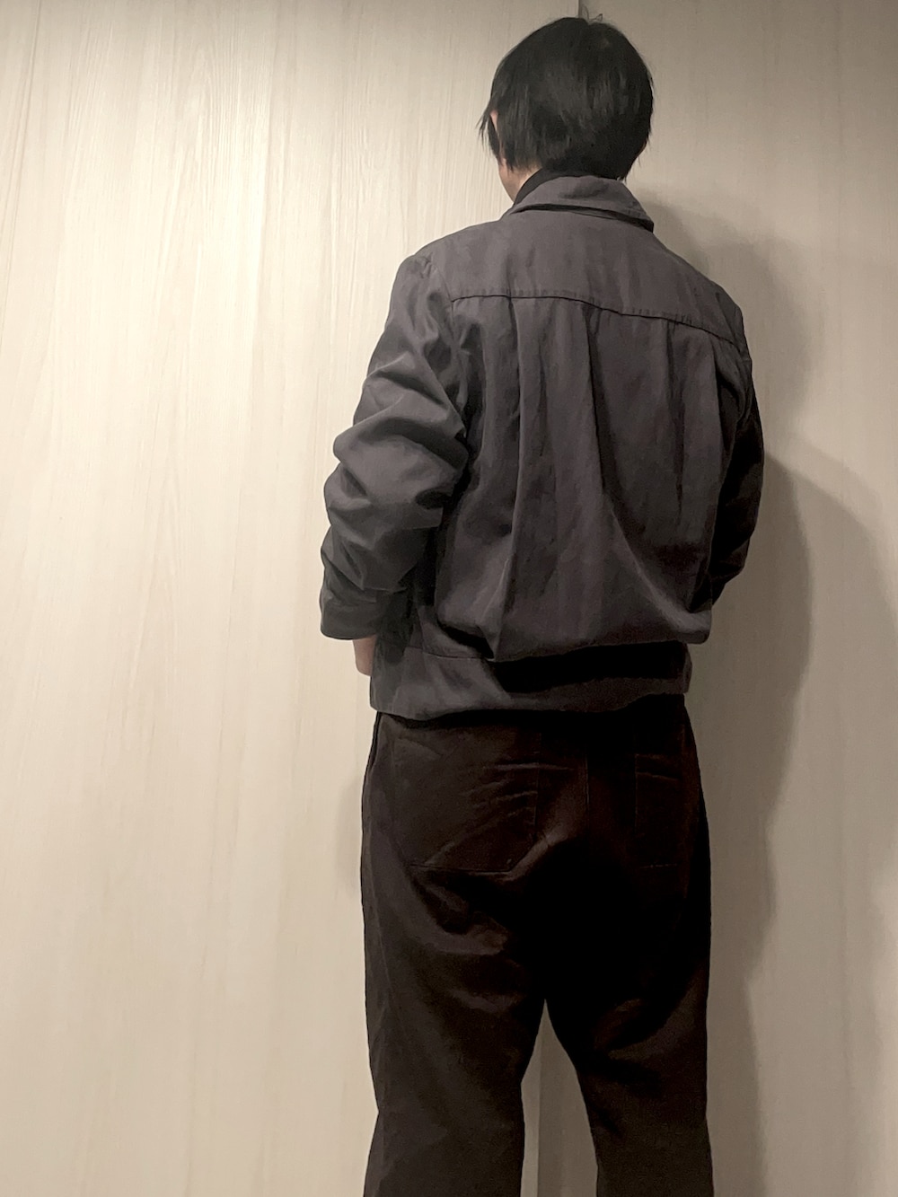 グレー系のミリタリージャケット、ブラウン系のその他パンツ、ブラック系のジャージを着用したメンズの春コーディネートの2枚目の写真