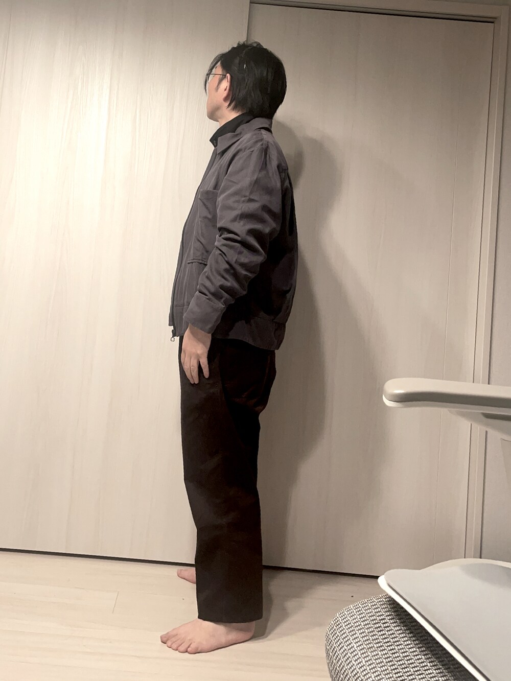 グレー系のミリタリージャケット、ブラウン系のその他パンツ、ブラック系のジャージを着用したメンズの春コーディネートの3枚目の写真