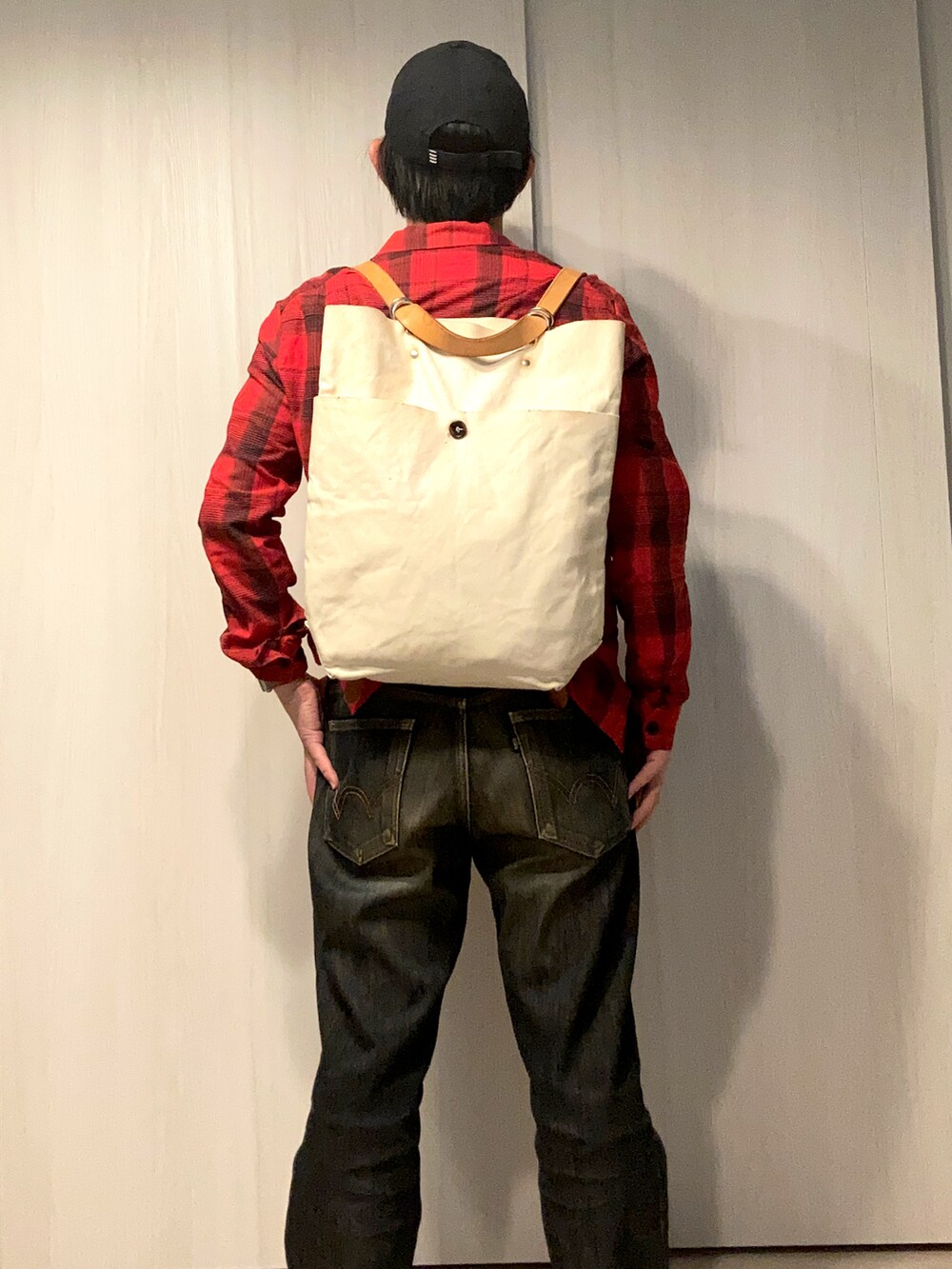 「SUNSEAのアイテム（シャツ/ブラウス、レッド系）」を使った、YSさん（メンズ・165cm）の春コーディネートの2枚目の写真