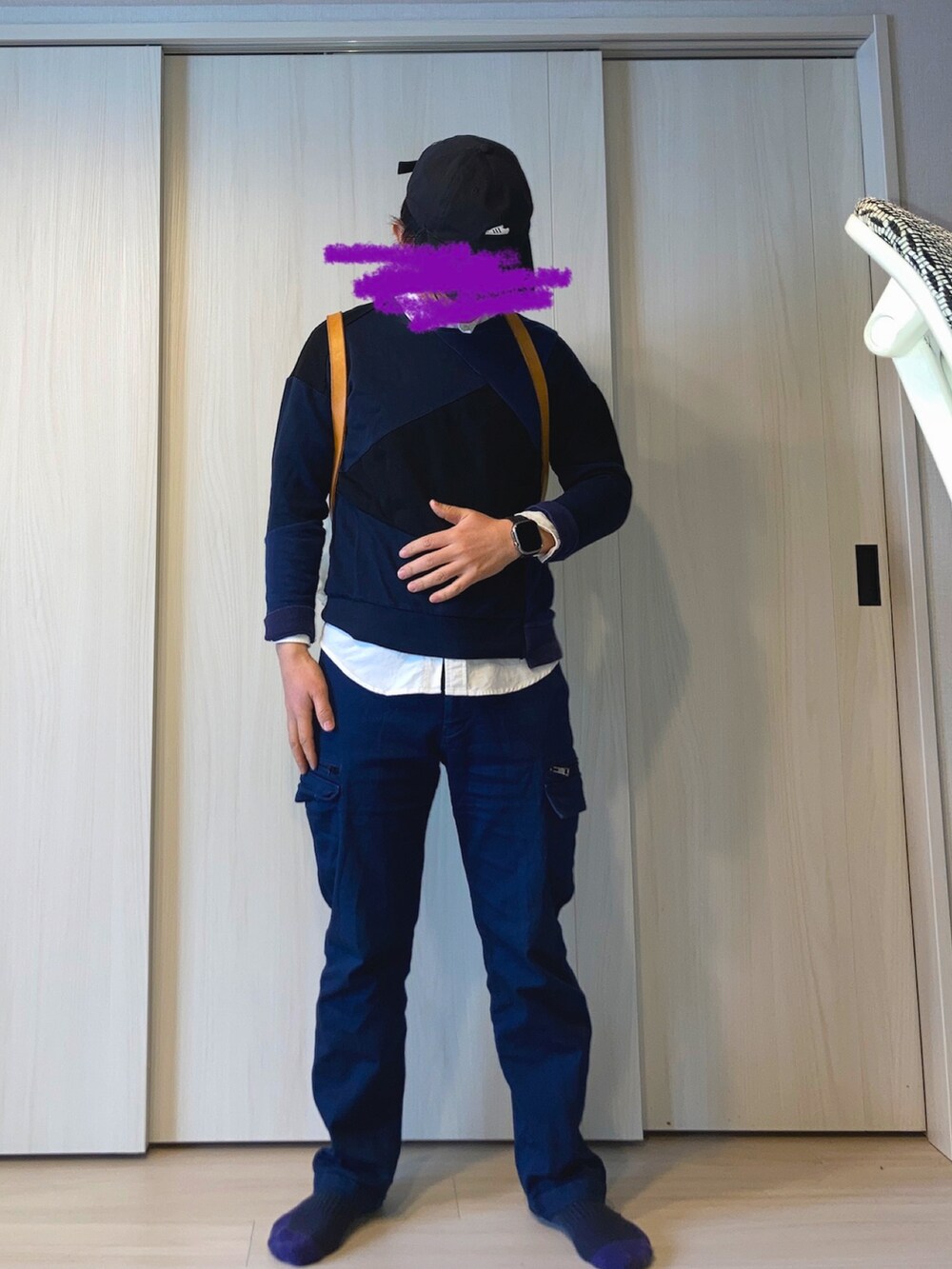 ブルー系のスウェット、ブルー系のカーゴパンツ、ホワイト系のバックパック/リュックを着用したメンズの冬コーディネートの2枚目の写真