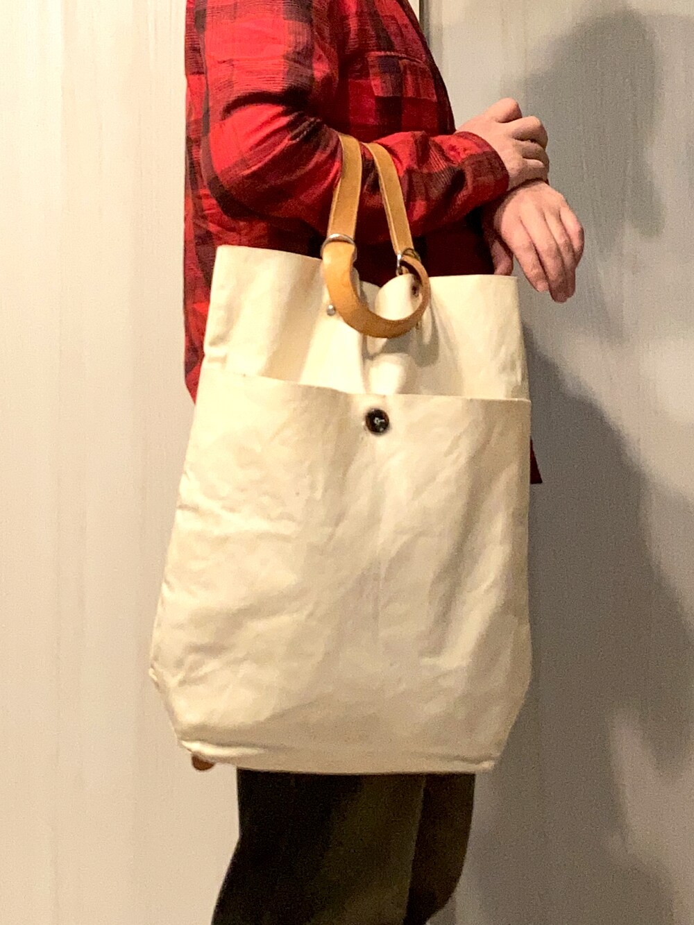「SUNSEAのアイテム（シャツ/ブラウス、レッド系）」を使った、YSさん（メンズ・165cm）の春コーディネートの3枚目の写真
