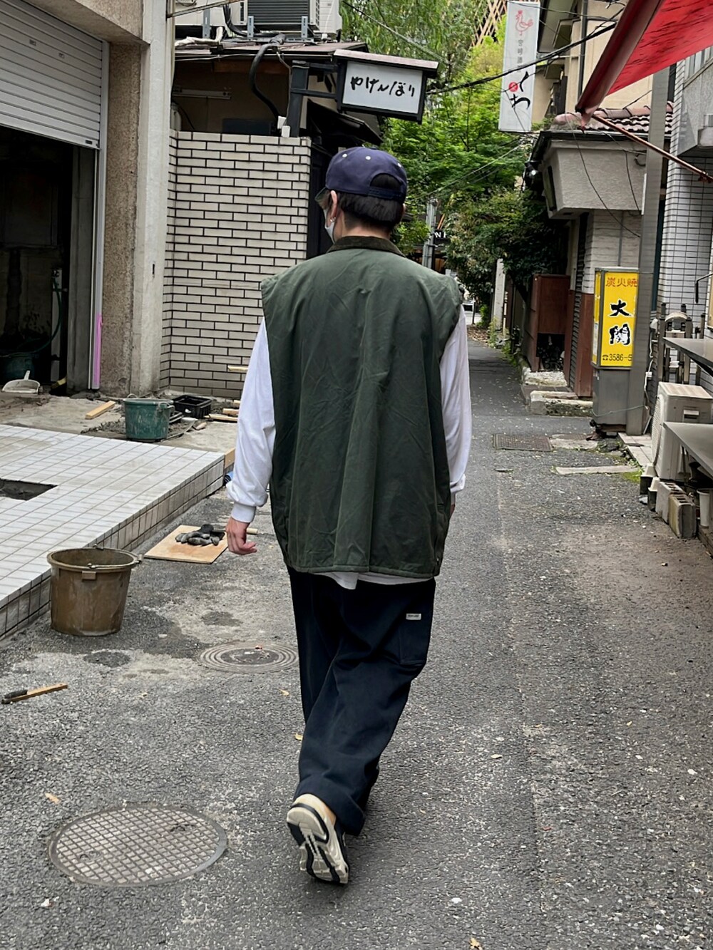 グリーン系のジャケット/アウター、ホワイト系のTシャツ/カットソー、ブラック系のその他パンツを着用したメンズの春コーディネートの2枚目の写真
