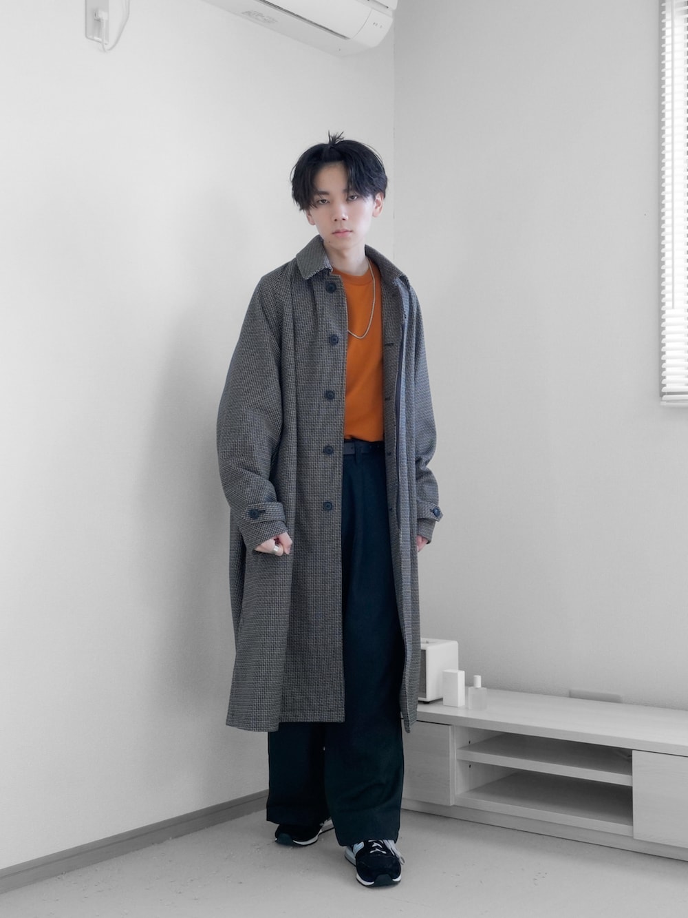 「重ね着ベストシーズン、差し色コーデ、オレンジ、WEARyouthコーデ、remer、remerコーデ、コート、ワイドパンツ、ハロウィン、厚底シューズ、アウター、メンズコーデ、秋コーデ、レイヤードスタイル、シンプルコーデ」｜「remerのloose UNKNOWN out tuck wide PT / ルーズアンノウンアウトタックワイドパンツ（その他パンツ、ブラック系）」を使った、みなりん(Minari)さん（骨格ナチュラル・メンズ・171cm）の秋コーディネートの5枚目の写真