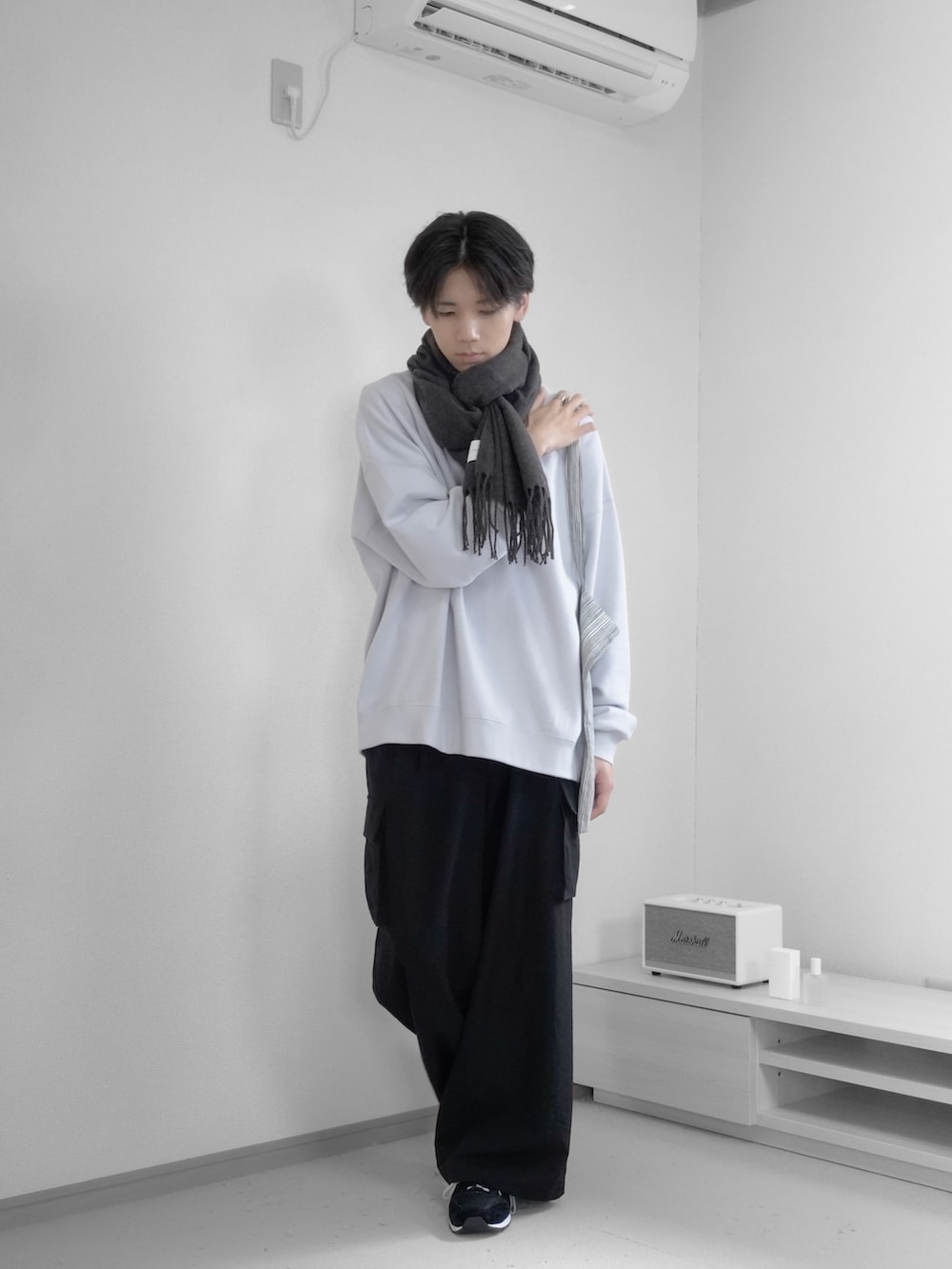 「秋服まるっと大公開、ハロウィン、厚底シューズ、初秋コーデ、シンプルスタイル、カーゴパンツ、スウェット、きれいめカジュアル、シンプルコーデ、トートバッグ、remer、remerコーデ、マフラー、秋服コーデ、秋コーデ」｜「remerのloose heavy cotton over sweat / ルーズヘビーコットンオーバースウェット（スウェット、グレー系）」を使った、みなりん(Minari)さん（骨格ナチュラル・メンズ・171cm）の秋コーディネートの2枚目の写真