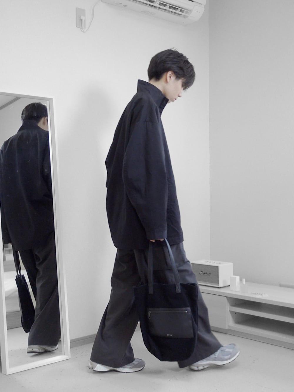 「秋服まるっと大公開、ブラック、ブラックコーデ、カーゴパンツ、ジャケット、M65、ミリタリー、グラフィックＴ、タックイン、キレイめ、お出かけコーデ、きれいめカジュアル、今日のコーデ、remer、remerコーデ」｜「remerのloose out tuck wide  cargo PT / ルーズアウトタックワイドカーゴパンツ（カーゴパンツ、グレー系）」を使った、みなりん(Minari)さん（骨格ナチュラル・メンズ・171cm）の秋コーディネートの3枚目の写真
