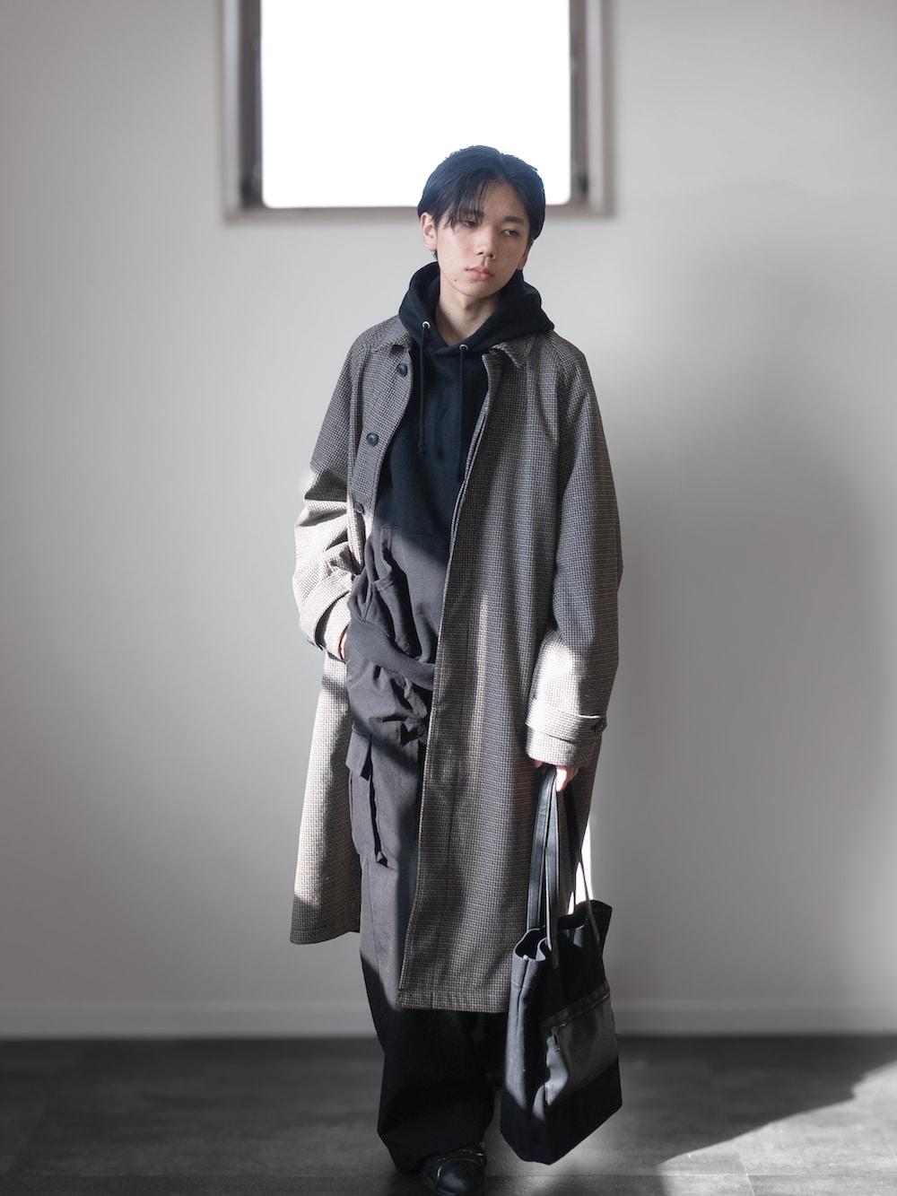 「新星WEARISTAにエントリー、WEARyouthコーデ、remer、remerコーデ、クリスマスに着たい服、マイベストコーデ2023、冬アウター、ロングコート、カーゴパンツ、レイヤードスタイル、韓国ファッション、チェック、休日スタイル、ホワイトコーデ、パーカー」｜「CLELの【CLEL】Canvas Tote Bag / キャンバストートバッグ（トートバッグ、ブラック系）」を使った、みなりん(Minari)さん（骨格ナチュラル・メンズ・172cm）の冬コーディネートの2枚目の写真