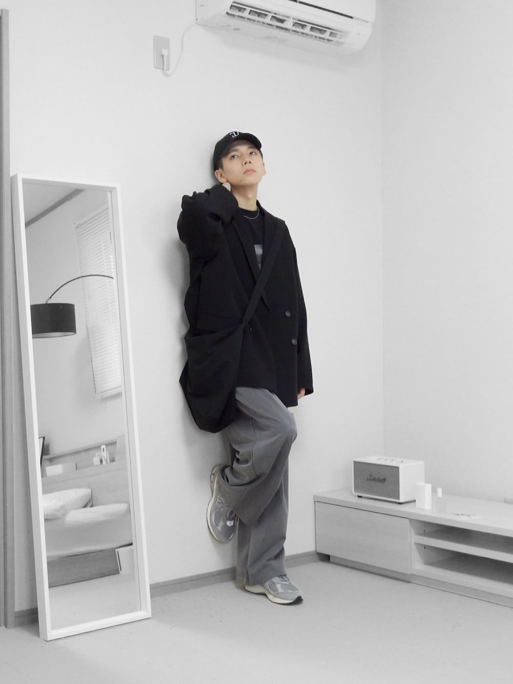 「秋服まるっと大公開、大人コーデ、秋コーデ、ジャケット、モノトーン、厚底シューズ、セットアップ、キャップ、ワイドパンツ、ショルダーバッグ、remer、remerコーデ、お出かけコーデ、ジャケットコーデ、ハロウィン」｜「remerのloose UNKNOWN double over tailored jacket / ルーズアンノウンダブルオーバーテーラードジャケット（テーラードジャケット、ブラック系）」を使った、みなりん(Minari)さん（骨格ナチュラル・メンズ・171cm）の秋コーディネートの5枚目の写真