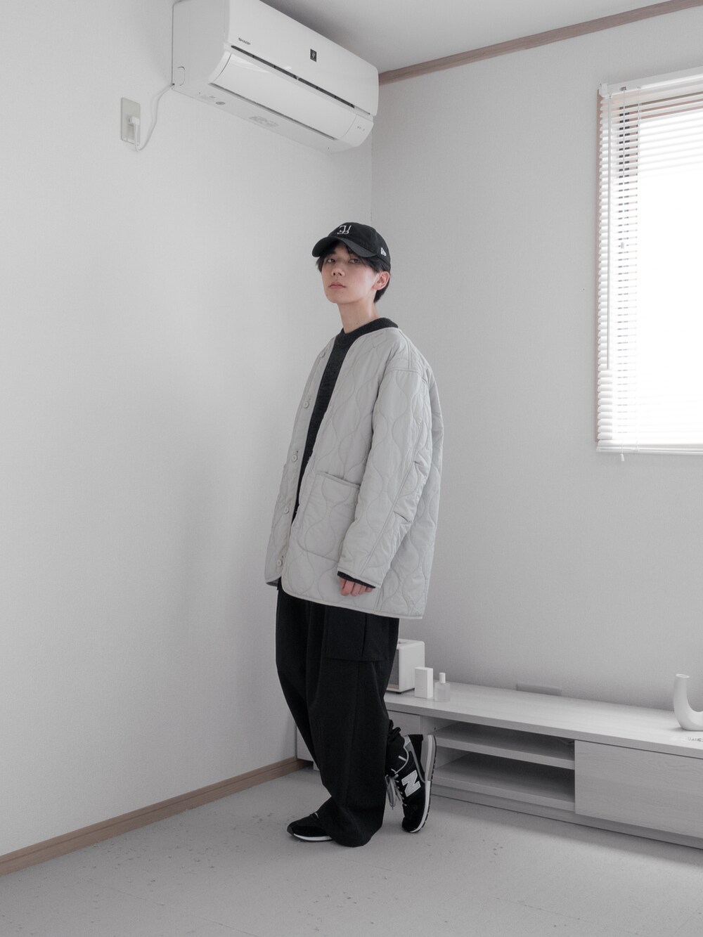 「ファッションを楽しもう、WEARyouthコーデ、冬コーデ、シンプルスタイル、M65、秋コーデ、ビッグシルエット、アイボリー、ブラック、キルティング、カーゴパンツ、ニット、厚底シューズ、remer、remerコーデ」｜「remerの【M65】loose military coat (3WAY) / M65ルーズミリタリーコート【キルティングライナーセット】（その他アウター、ホワイト系）」を使った、みなりん(Minari)さん（骨格ナチュラル・メンズ・171cm）の秋コーディネートの3枚目の写真