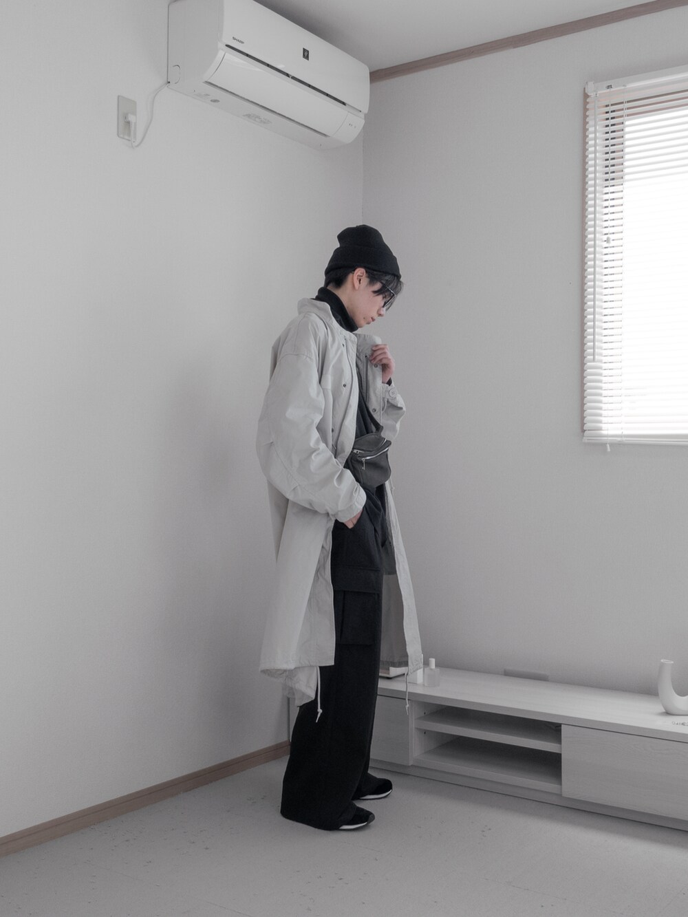 「ファッションを楽しもう、WEARyouthコーデ、休日スタイル、remer、remerコーデ、メンズファッション、プチプラ、メンズコーデ、M65、スウェット、カーゴパンツ、きれいめカジュアル、ビーニー、サングラス、シンプルコーデ」｜「remerの【M65】loose military coat (3WAY) / M65ルーズミリタリーコート【キルティングライナーセット】（その他アウター、ホワイト系）」を使った、みなりん(Minari)さん（骨格ナチュラル・メンズ・171cm）の秋コーディネートの2枚目の写真