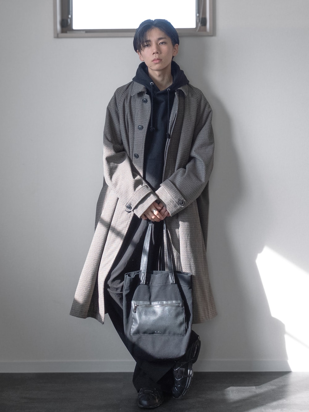 「新星WEARISTAにエントリー、WEARyouthコーデ、remer、remerコーデ、クリスマスに着たい服、マイベストコーデ2023、冬アウター、ロングコート、カーゴパンツ、レイヤードスタイル、韓国ファッション、チェック、休日スタイル、ホワイトコーデ、パーカー」｜「CLELの【CLEL】Canvas Tote Bag / キャンバストートバッグ（トートバッグ、ブラック系）」を使った、みなりん(Minari)さん（骨格ナチュラル・メンズ・172cm）の冬コーディネートの4枚目の写真