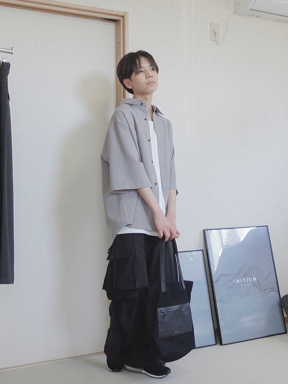 「お出かけコーデ日記、初夏コーデ、ootd、今日のコーデ、夏、シャツスタイル、きれいめカジュアル、カーゴパンツ、remer、remerコーデ、LILL、キレイめ、シンフルコーデ、シンプル、シャツコーデ﻿」｜「LILLのドレープワイドスラックスカーゴパンツ（カーゴパンツ、ブラック系）」を使った、みなりん(Minari)さん（骨格ナチュラル・メンズ・171cm）の春コーディネートの4枚目の写真