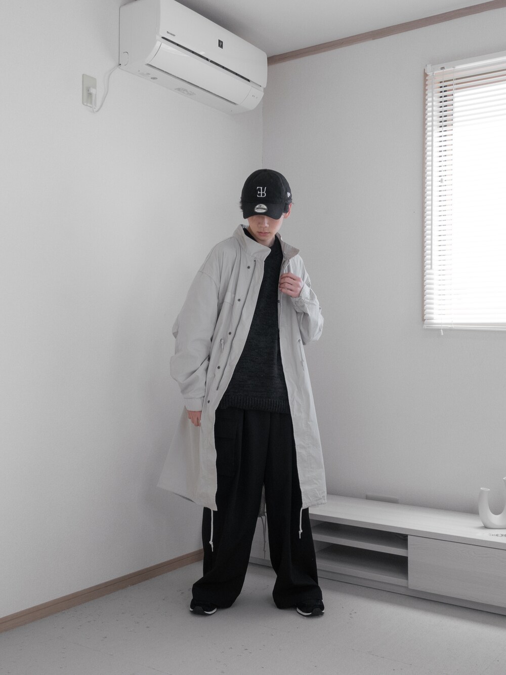 「ファッションを楽しもう、WEARyouthコーデ、秋冬コーデ、M65、ミリタリー、ブラック、remer、remerコーデ、シンプルコーデ、シンプル、キャップ、キレイめ、きれいめカジュアル、お出かけコーデ、厚底シューズ」｜「remerの【M65】loose military coat (3WAY) / M65ルーズミリタリーコート【キルティングライナーセット】（その他アウター、ホワイト系）」を使った、みなりん(Minari)さん（骨格ナチュラル・メンズ・171cm）の秋コーディネートの5枚目の写真