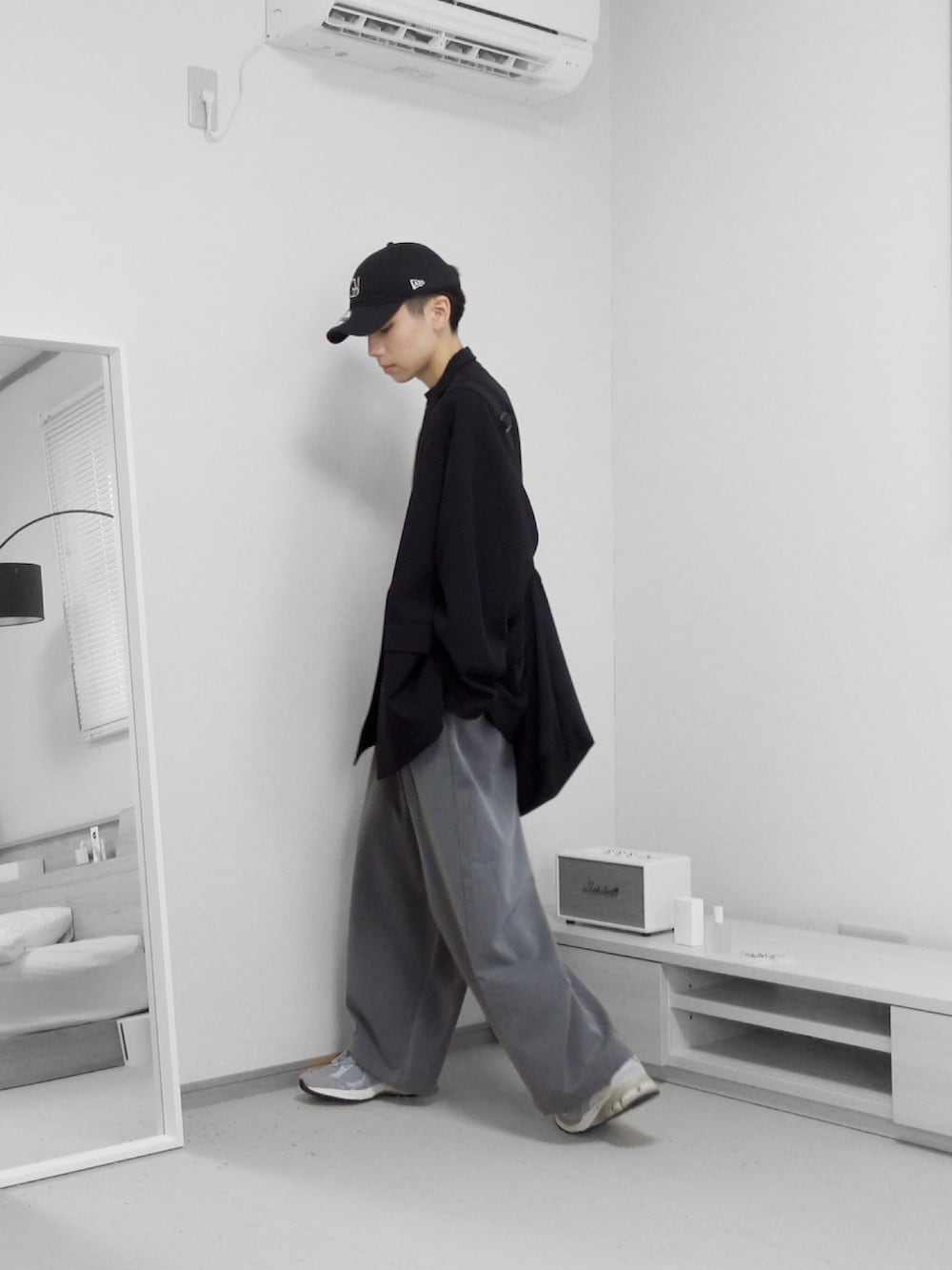 「秋服まるっと大公開、大人コーデ、秋コーデ、ジャケット、モノトーン、厚底シューズ、セットアップ、キャップ、ワイドパンツ、ショルダーバッグ、remer、remerコーデ、お出かけコーデ、ジャケットコーデ、ハロウィン」｜「remerのloose UNKNOWN double over tailored jacket / ルーズアンノウンダブルオーバーテーラードジャケット（テーラードジャケット、ブラック系）」を使った、みなりん(Minari)さん（骨格ナチュラル・メンズ・171cm）の秋コーディネートの4枚目の写真