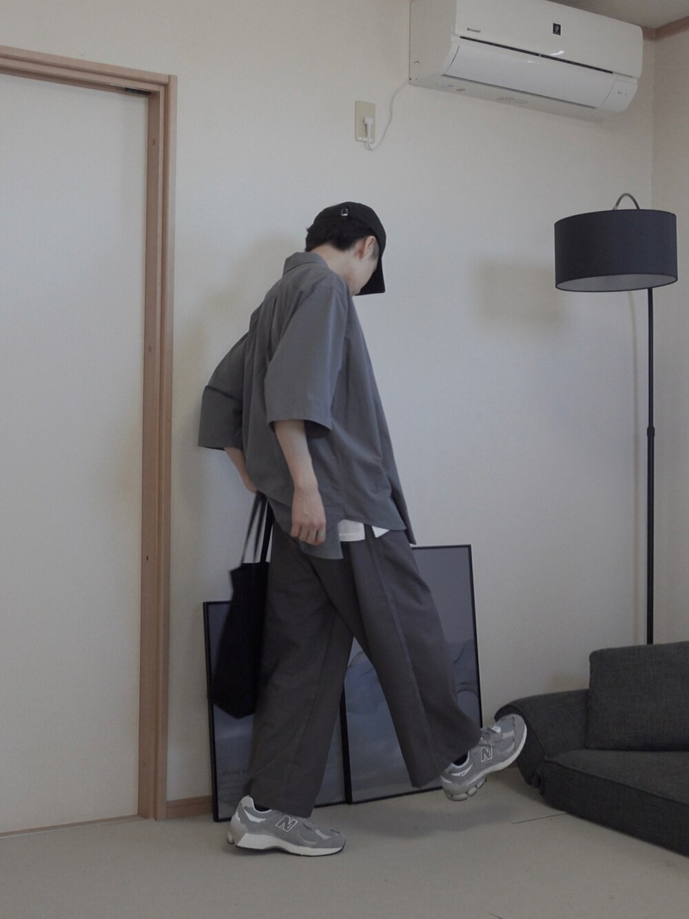 「このスタイルがお気に入り、remer、remerコーデ、ビッグシルエット、オトナカジュアル、お洒落さんとつながりたい、メンズファッション、シャツコーデ、キレイめ、夏コーデ、オーバーサイズ、モノトーン、ワイドパンツ、ビックシルエット、シャツスタイル」｜「remerのloose basic layered tank top / ルーズベーシックレイヤードタンクトップ（タンクトップ、ホワイト系）」を使った、みなりん(Minari)さん（骨格ナチュラル・メンズ・171cm）の夏コーディネートの2枚目の写真