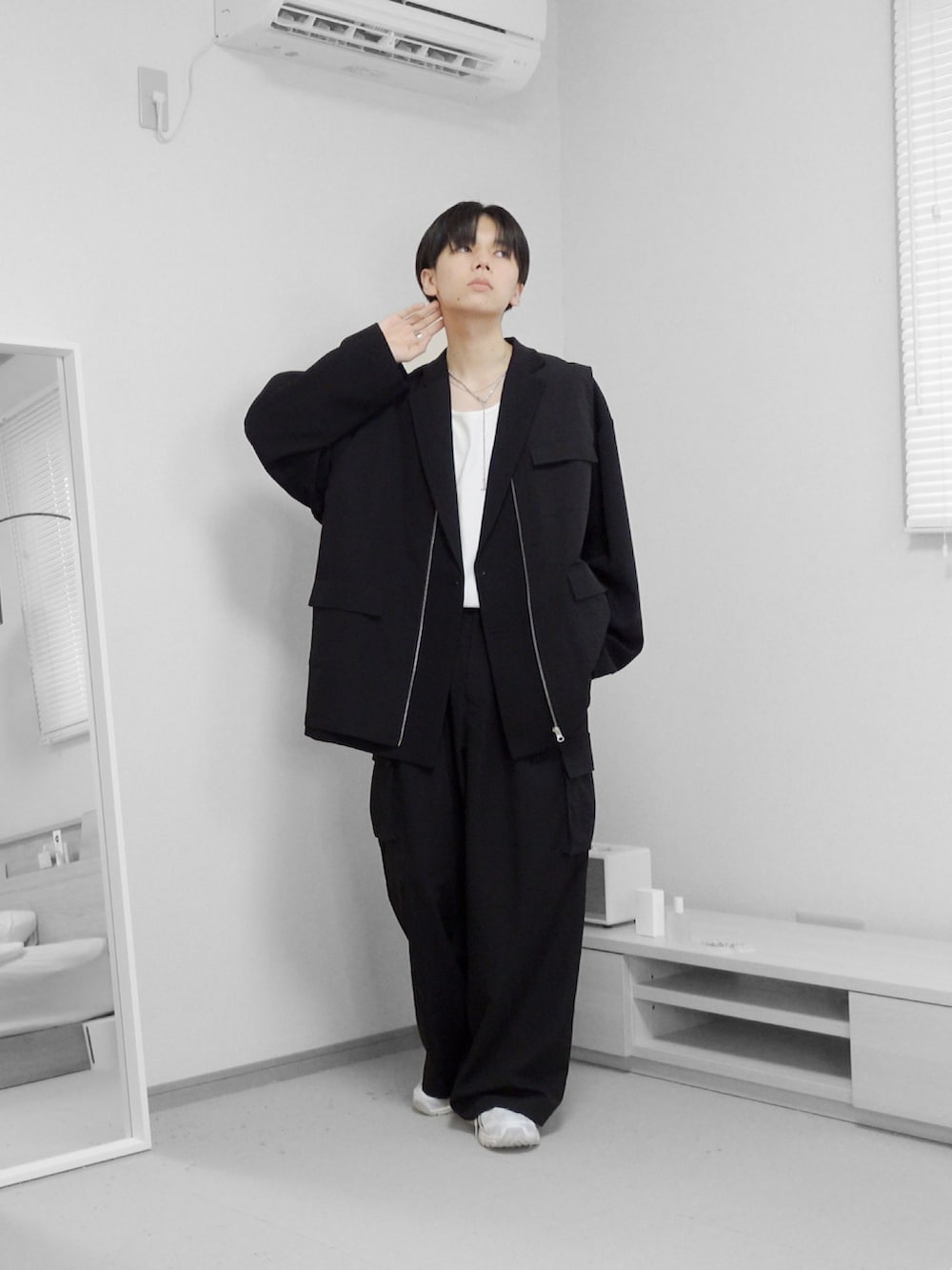 「秋服まるっと大公開、ストリート、ブラック、ジャケット、秋コーデ、厚底シューズ、レイヤードスタイル、レイヤード、ベスト、ハロウィン、remer、remerコーデ、モード、シンプルコーデ、キレイめ」｜「remerのloose military zip over vest / ルーズミリタリージップオーバーベスト（ベスト、ブラック系）」を使った、みなりん(Minari)さん（骨格ナチュラル・メンズ・171cm）の秋コーディネートの2枚目の写真