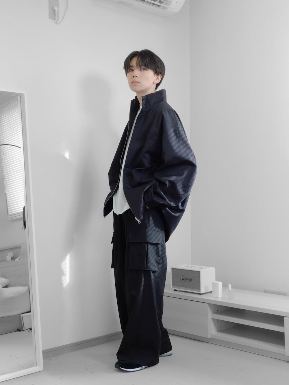 「秋服まるっと大公開、秋コーデ、ジャケット、厚底シューズ、M-65、remer、remerコーデ、ハロウィン、モノトーン、カーゴパンツ、ミリタリー、ミリタリージャケット、きれいめカジュアル、お出かけコーデ、モード」｜「remerのloose military Hi-zip over jacket / ルーズミリタリーハイジップオーバージャケット（ミリタリージャケット、ブラック系）」を使った、みなりん(Minari)さん（骨格ナチュラル・メンズ・171cm）の秋コーディネートの3枚目の写真