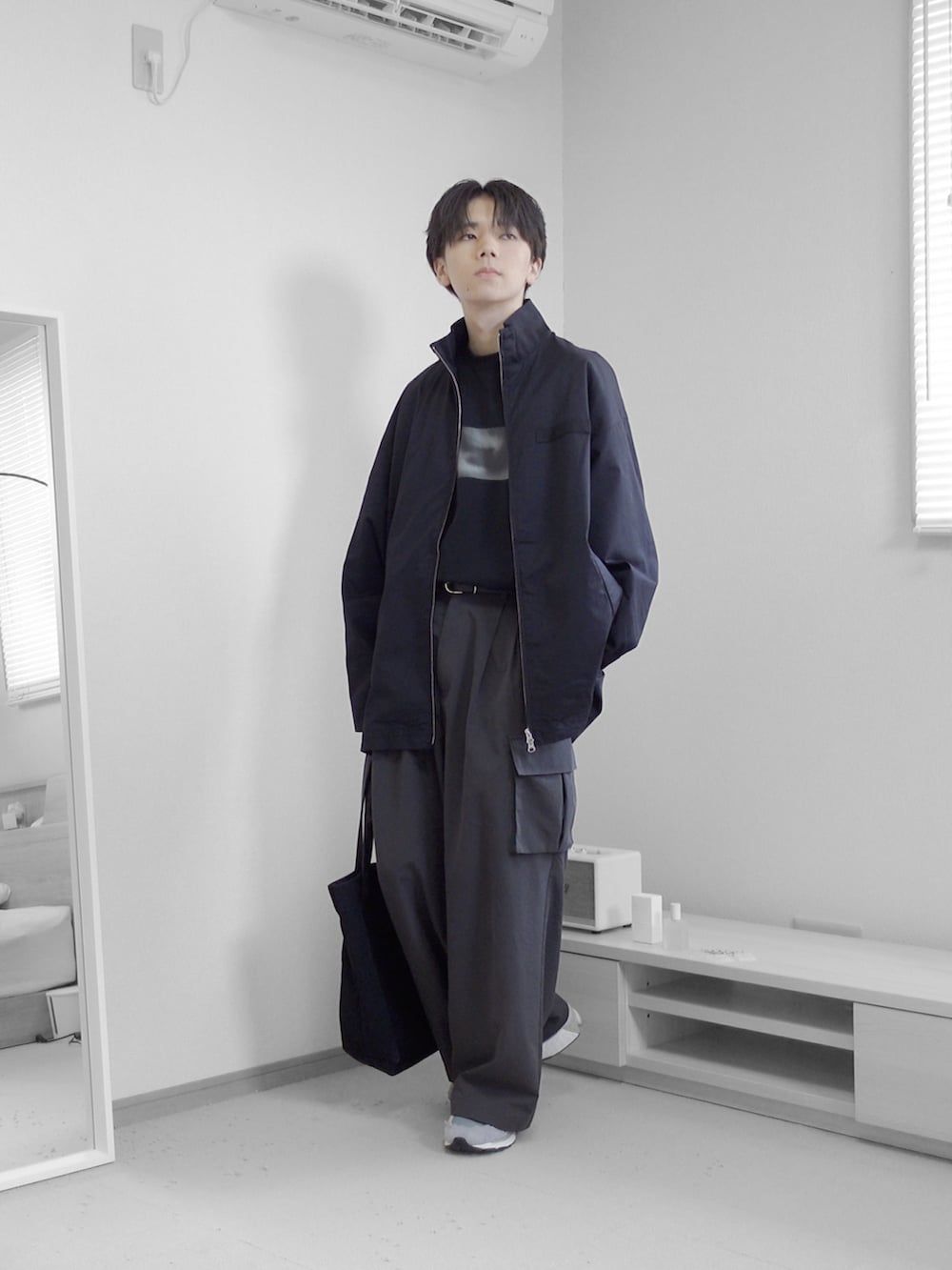 「秋服まるっと大公開、ブラック、ブラックコーデ、カーゴパンツ、ジャケット、M65、ミリタリー、グラフィックＴ、タックイン、キレイめ、お出かけコーデ、きれいめカジュアル、今日のコーデ、remer、remerコーデ」｜「remerのloose out tuck wide  cargo PT / ルーズアウトタックワイドカーゴパンツ（カーゴパンツ、グレー系）」を使った、みなりん(Minari)さん（骨格ナチュラル・メンズ・171cm）の秋コーディネートの2枚目の写真